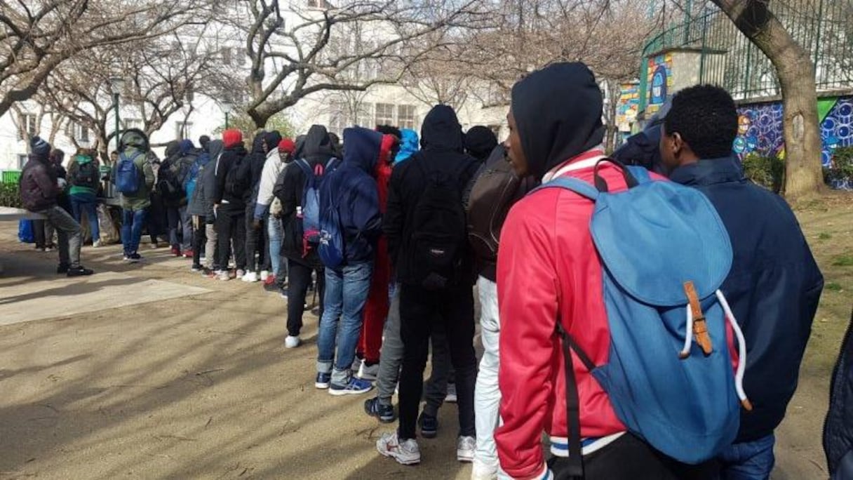 Des mineurs isolés viennent partager un repas dans le nord de Paris, en mars 2019