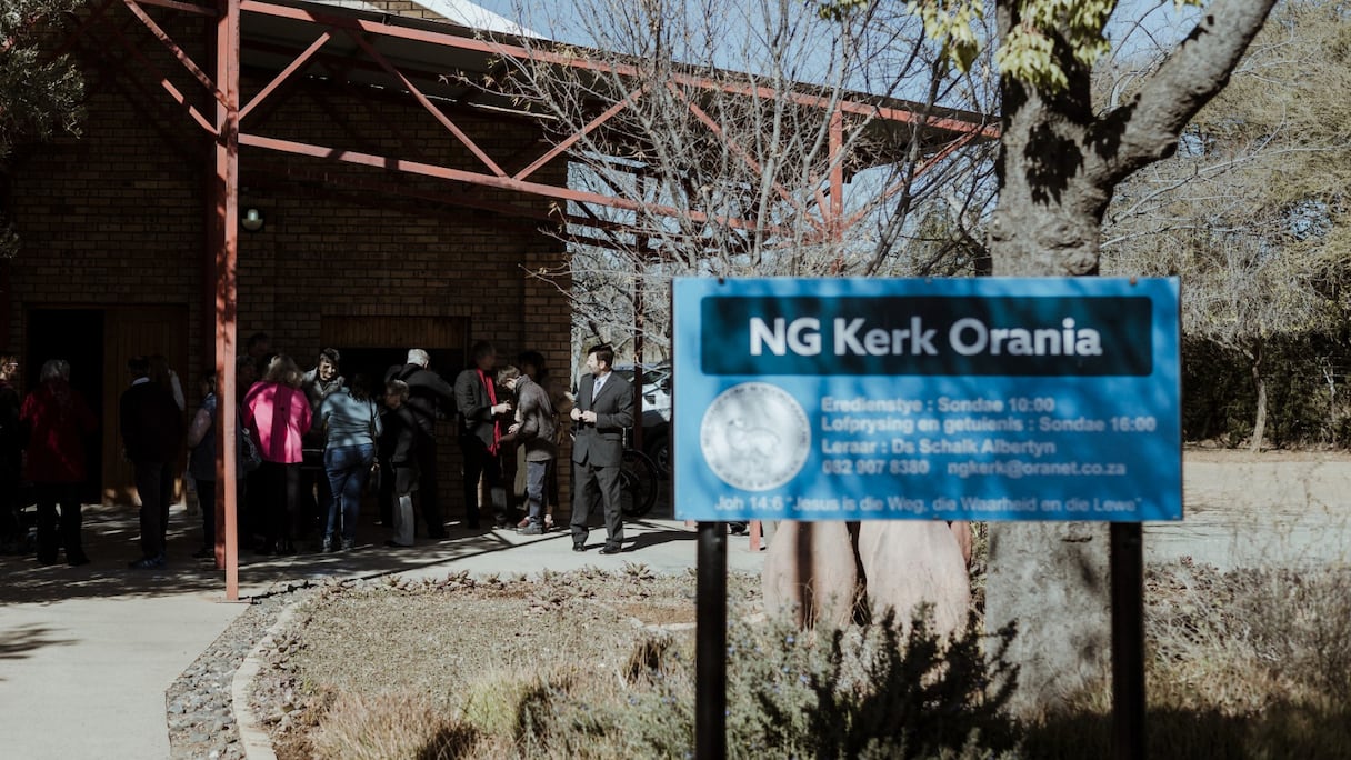 Des fidèles chrétiens rassemblés à l'exétrieur d'un temple de la Dutch Reformed Church (Église réformée néerlandaise) à Orania, le 24 juillet 2022.