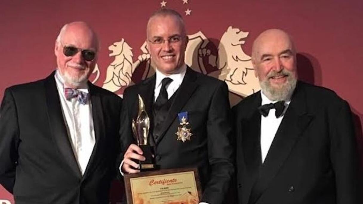 A Lucerne, en Suisse, Mohamed Tahiri, ADG de LCB Bank recevant les prix.