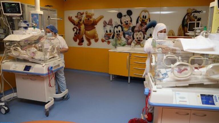 Les neuf bébés, nés prématurés, ont été placés dans des couveuses, sous surveillance médicale, à la clinique Ain Borja de Casablanca.