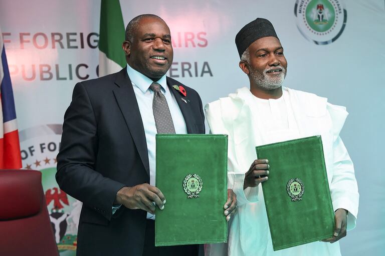 Le ministre britannique des Affaires étrangères David Lammy (gauche) et le ministre nigérian des Affaires étrangères Yusuf Tuggar après la signature d'un partenariat stratégique à Abuja le 4 novembre 2024.