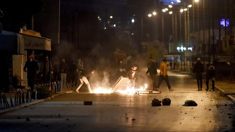 Des manifestants bloquent une rue au cours de heurts avec les forces de sécurité, à Ettadhamen, dans la banlieue de Tunis, le 17 janvier 2021.  
