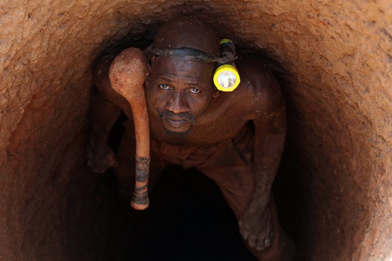 Un orpailleur malien dans une mine d'or de la région de Koflatie.