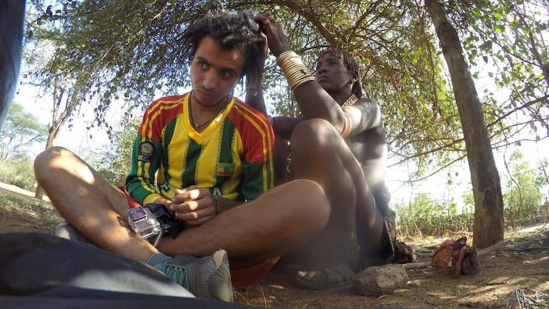 Othmane Zolati avec une femme hamer. Comme à son habitude, il passera environ une semaine avec ses hôtes, afin de mieux s'imprégner de leur culture. 