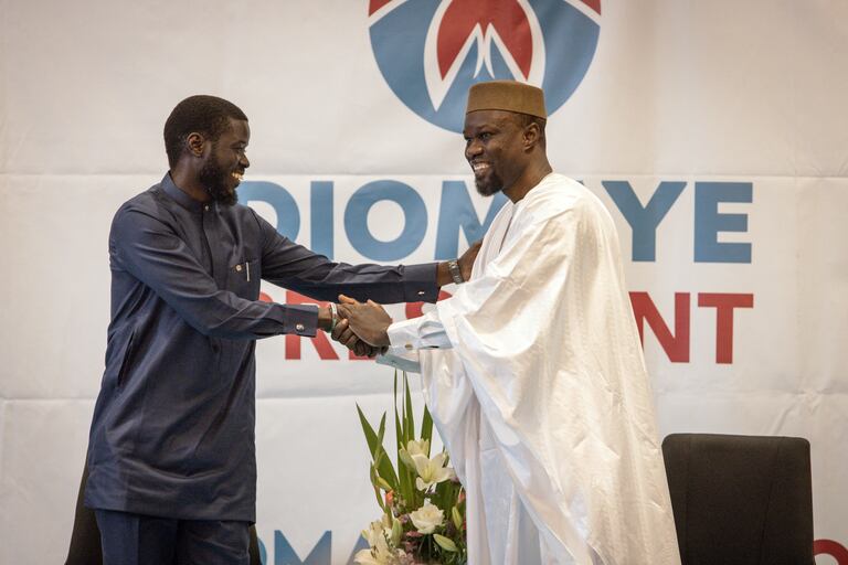 Bassirou Diomaye Faye et Ousmane Sanko, le 15 mars 2024 à Dakar.