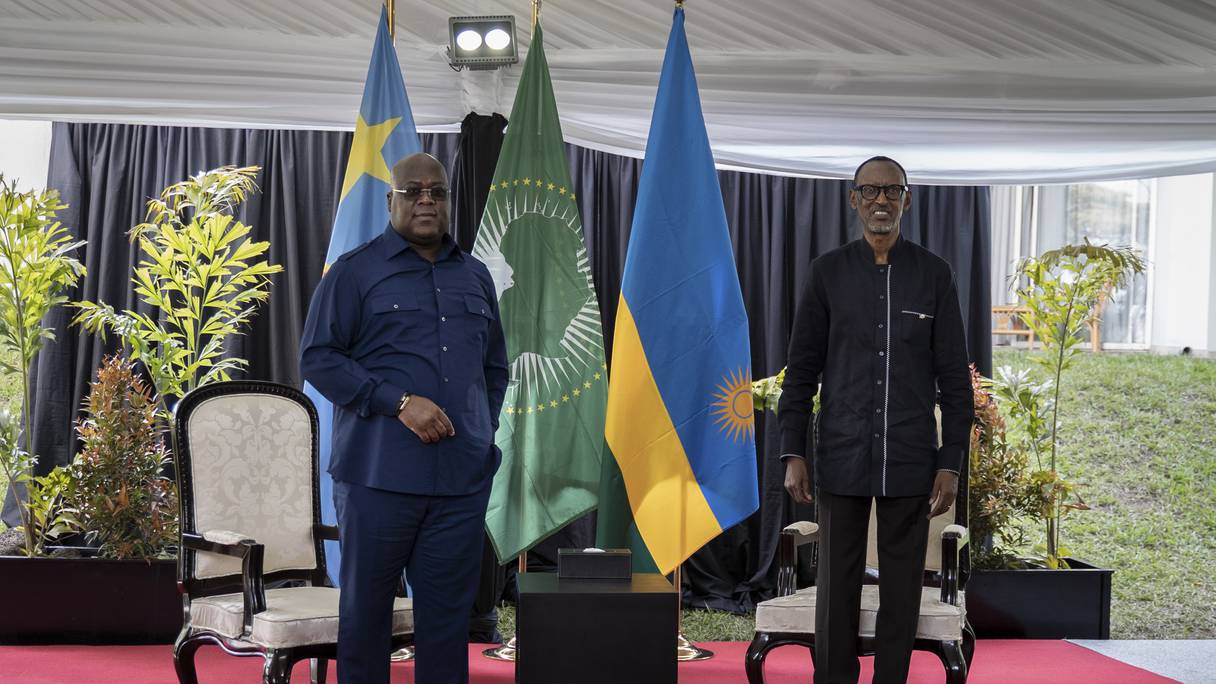 Le président rwandais Paul Kagame (R) et le président de la République démocratique du Congo (RDC), Felix Tshisekedi, posent pour une photo à l'hôtel Serena de Rubavu, au Rwanda, le 25 juin 2021, où ils se sont rencontrés pour des discussions.