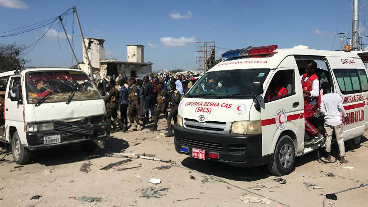 Des ambulances transportant des blessés lors d'un attentat à Mogadiscio (Somalie). 
