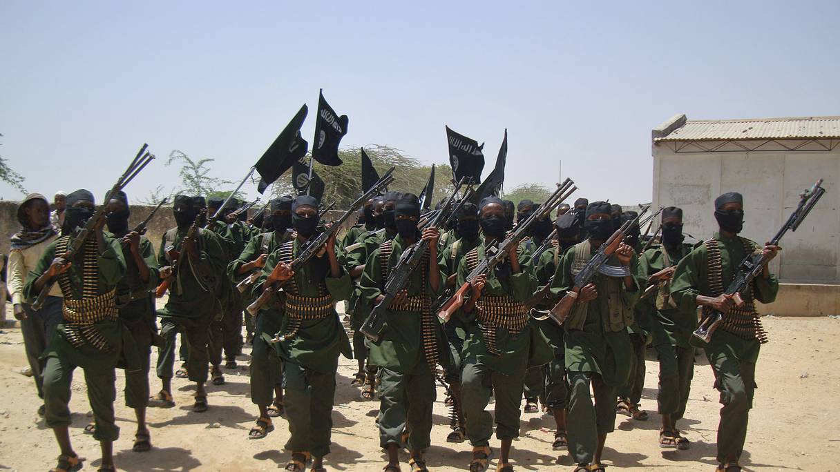 Le 17 février 2011, des combattants islamistes fidèles au groupe al-Shebab inspiré d'Al-Qaida somalien effectuent des exercices militaires dans un village de la région de Lower Shabelle, à environ 25 kilomètres de Mogadiscio.