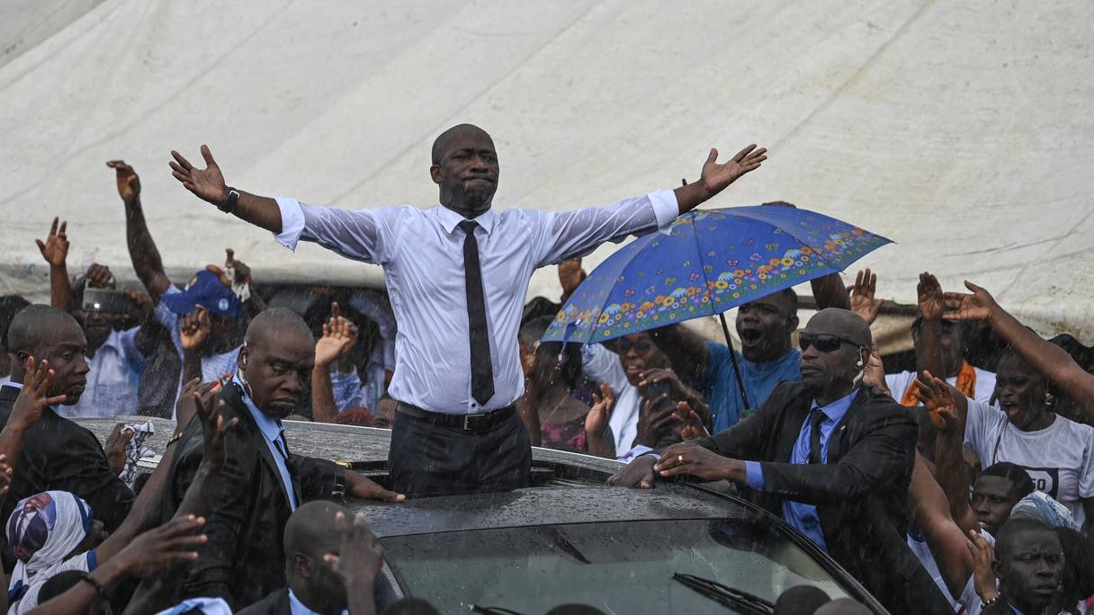 L'homme politique ivoirien Charle Blé Goudé salue la foule à son arrivée sur la "Place CP1" à Yopougon, dans la banlieue d'Abidjan, le 26 novembre 2022.