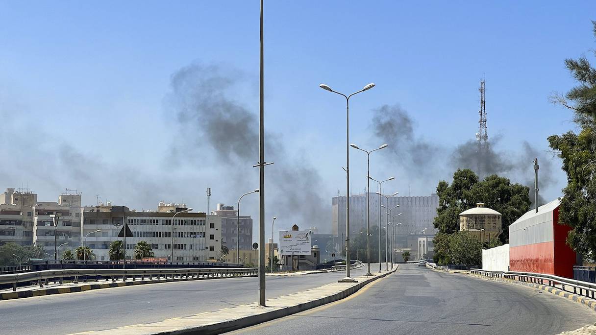 Des groupes libyens rivaux échangent des tirs dans la capitale Tripoli, le 27 août 2022.