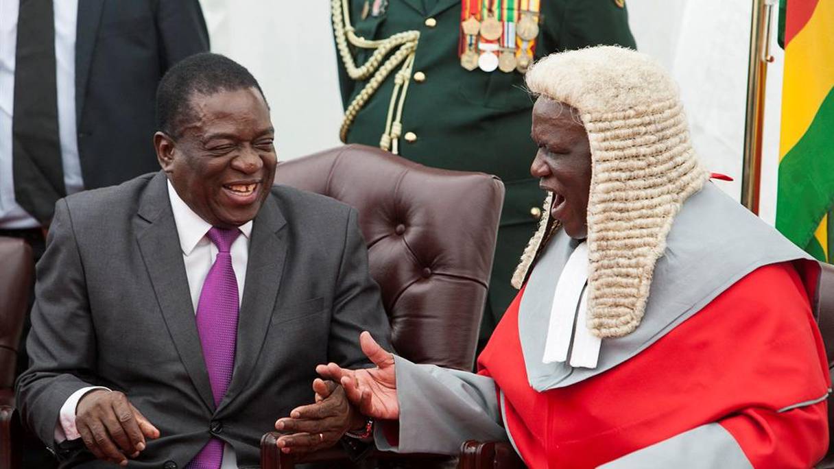 Le président Emmerson Mnangagwa en compagnie du juge Luke Malaba.