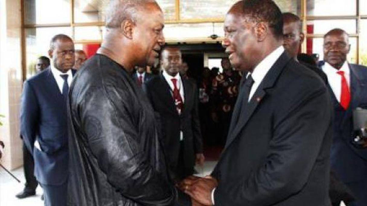 le président ghanéen John Dramani Mahama et l'ivoirien Alassane Ouattara. 