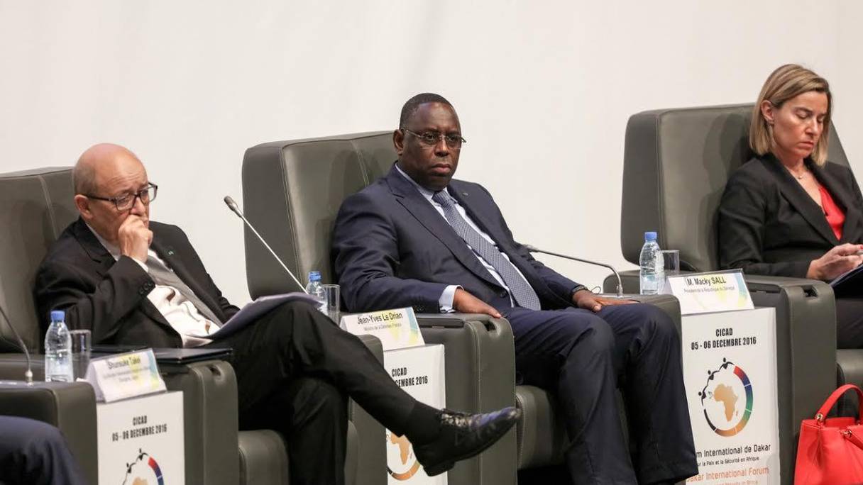 Jean Yves Le Drian et Macky Sall au Forum international de Dakar sur la paix et la sécurité en Afrique.