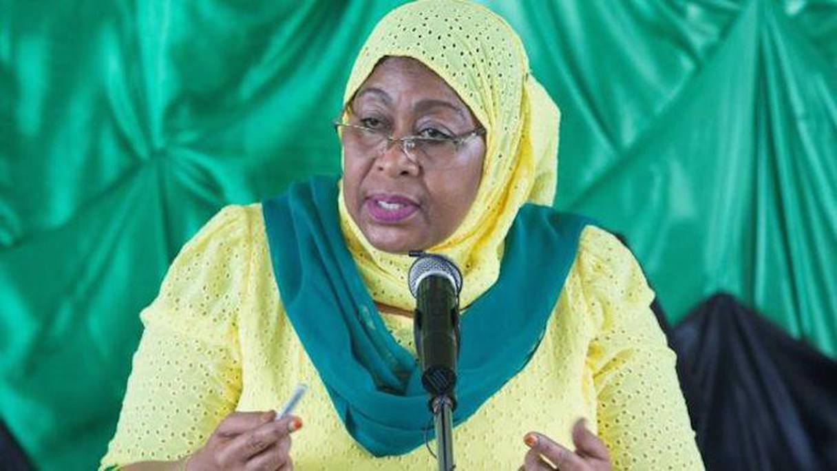 Samia Suluhu Hassan, la vice-présidente, musulmane âgée de 61 ans, va devenir la première cheffe d'Etat de la Tanzanie.