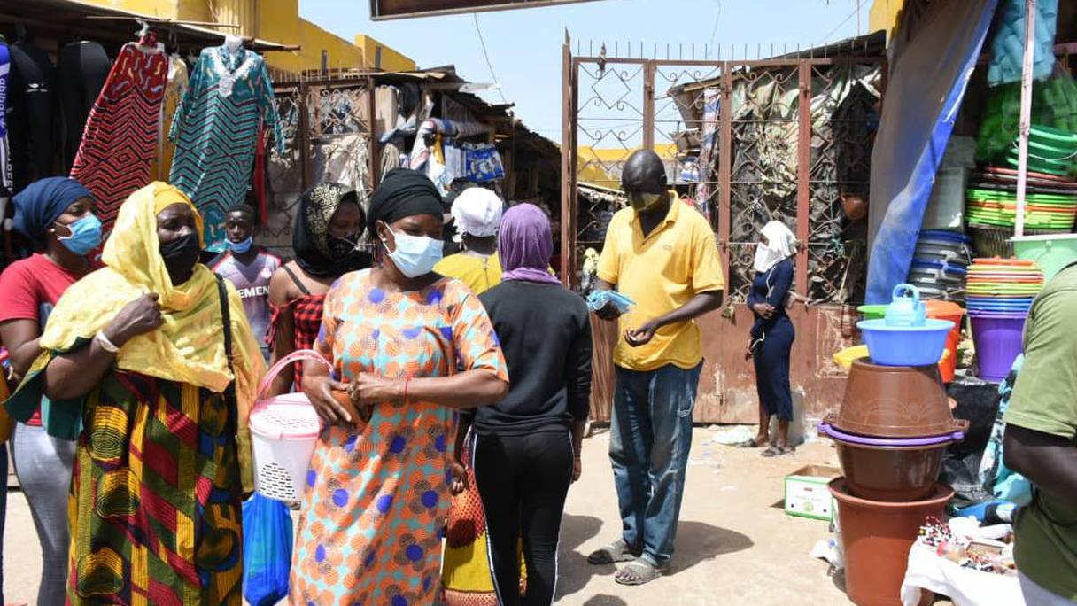 Le port du masque est obligatoire dans les marchés de Dakar.