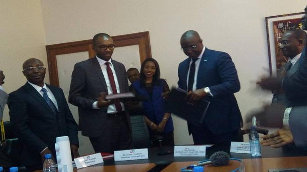 Makhtar Cissé et Dramane Coulibaly, respectivement DG de la Senelec et d'Electricité du Mali, lors de la signature de la convention de fourniture d'électricité