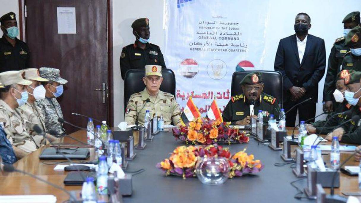 Cérémonie de signature d'un accord de renforcement de la coopération militaire entre l'Egypte et le Soudan.