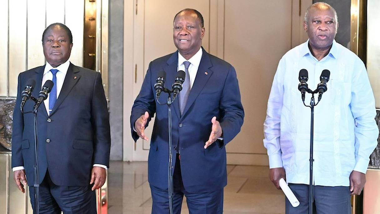 Le président ivoirien Alassane Ouattara (C) s'exprime après une rencontre avec ses prédécesseurs Henri Konan Bedie (L) et Laurent Gbagbo (R) au palais présidentiel d'Abidjan le 14 juillet 2022. (Photo par Issouf SANOGO / AFP).