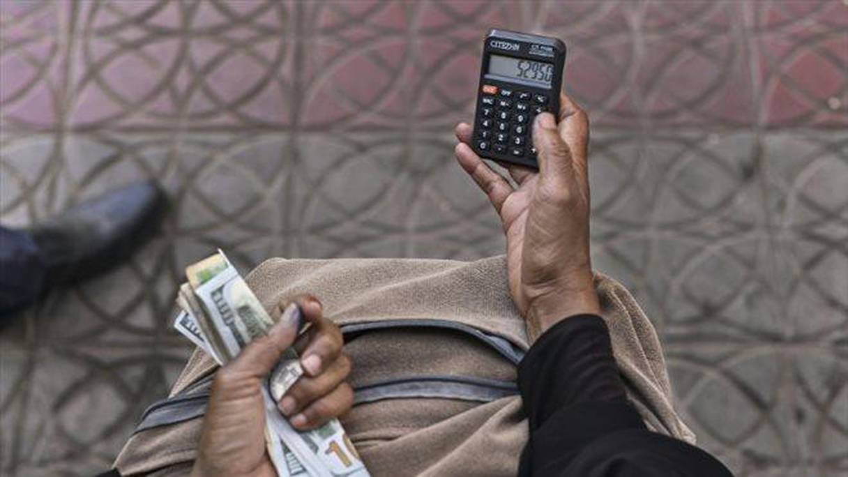 La calculatrice est le principal outil de travail des femmes cambistes des rues de Djibouti.