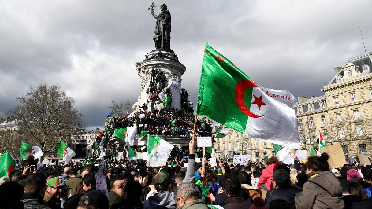 Les Algériens ont manifesté à Paris pour fêter le "Premier printemps" en 1988.