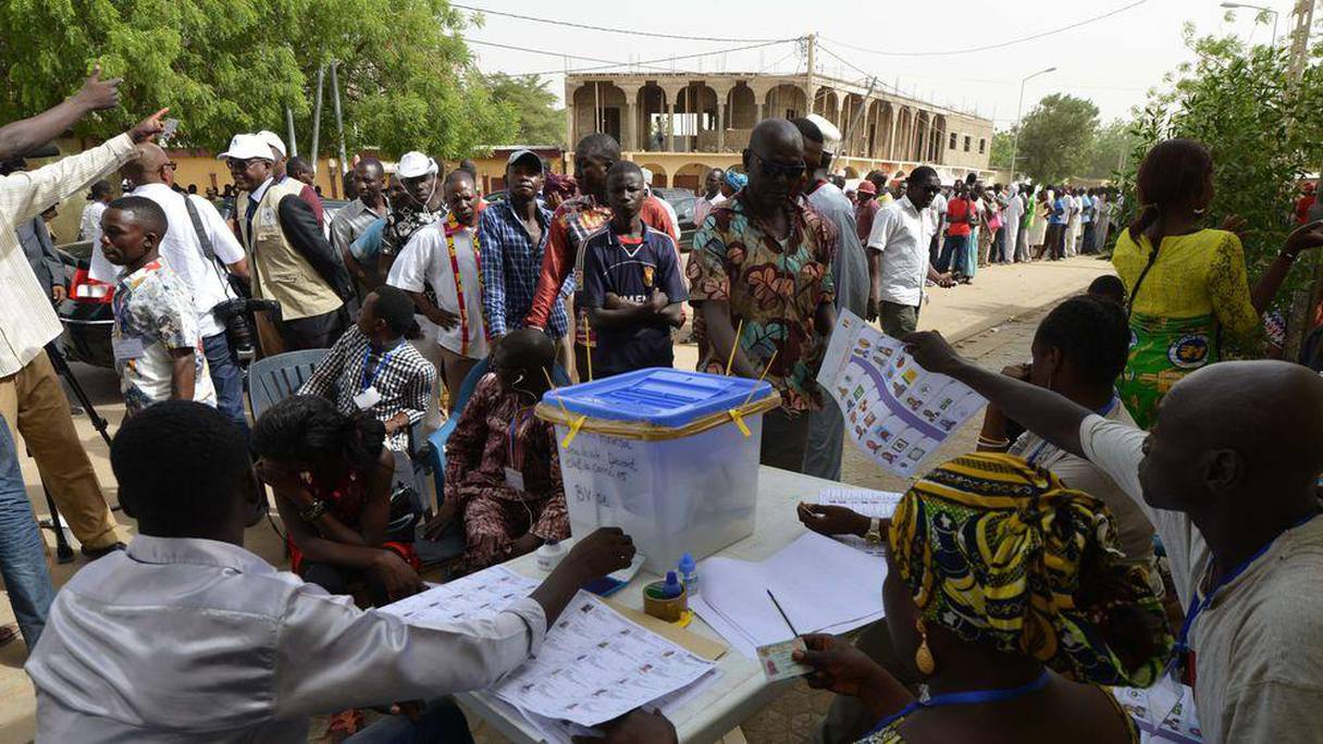 Une file d'attente devant un bureau de vote installé dehors, lors de l'élection présidentielle le 10 avril 2016 à N'Djamena.