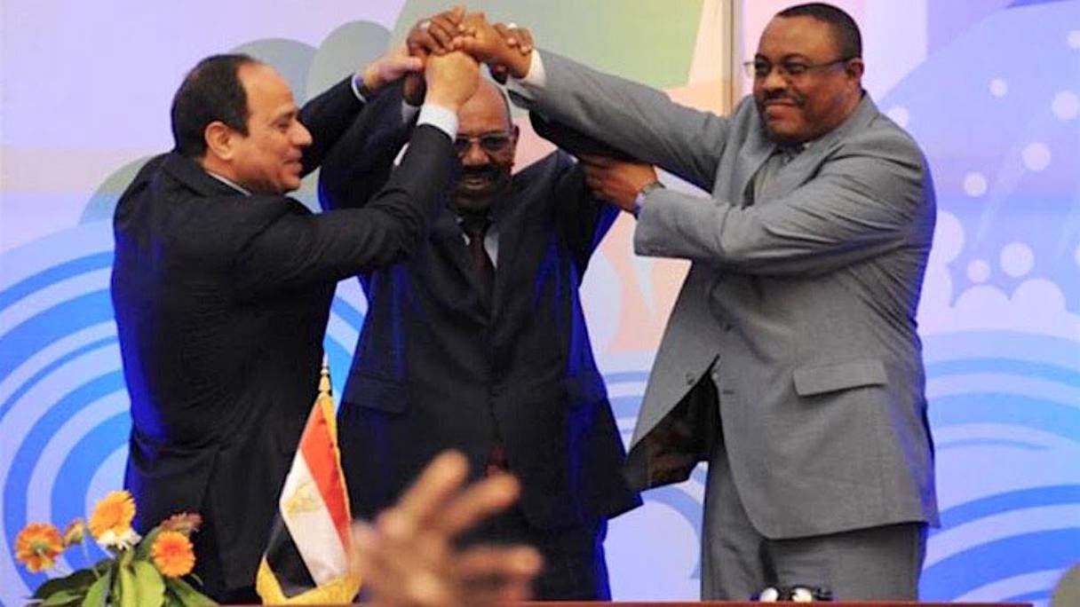 Le président égyptien Abdel Fettah al-Sissi, son homologue soudanais Omar al-Bachir et le Premier ministre éthiopien Haile Mariam Dessalegn. 