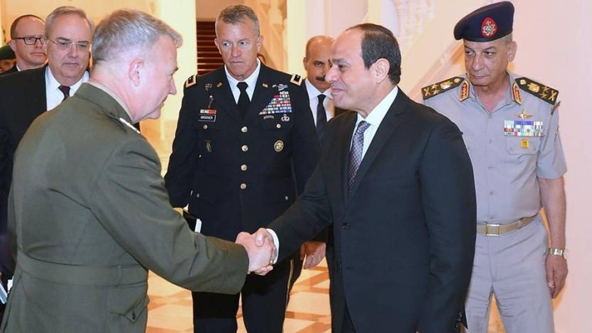 Le président égyptien Abdelfattah Al Sissi (dr.) recevant le général américain Kenneth McKenzie (g.).