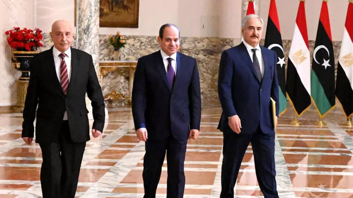 Le président Abdel Fattah al-Sissi (c.), le maréchal libyen Khalifa Haftar (d.) et le président du Parlement libyen Aguila Saleh (g.) arrivant pour une conférence de presse conjointe au Caire, le 6 juin 2020. 