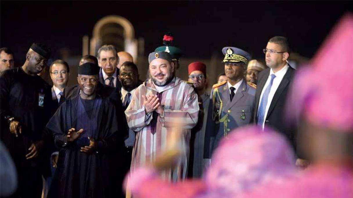 Le roi Mohammed VI à Abuja avec le vice-président de la République Fédérale du Nigeria, Yemi Osinbajo.