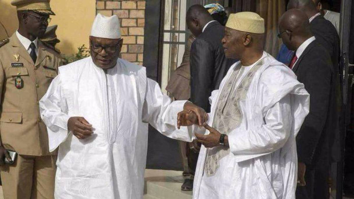 Ibrahim Boubacar Keita, président du Mali, accueillant l'ancien président Amadou Toumani Touré de retour d'exil. 