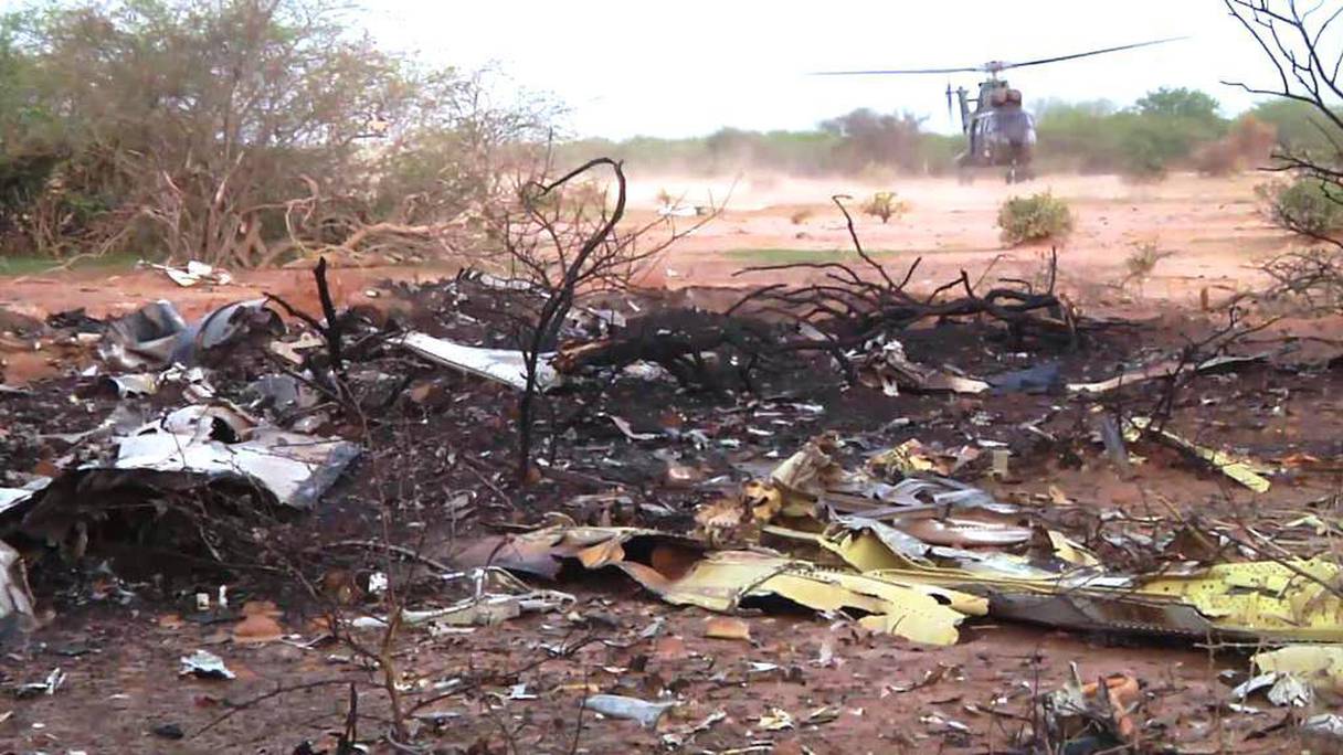 Un hélicoptère français se pose à côté des restes de l'avion d'Air Algérie qui s'est crashé en juillet 2014 dans le Nord Mali