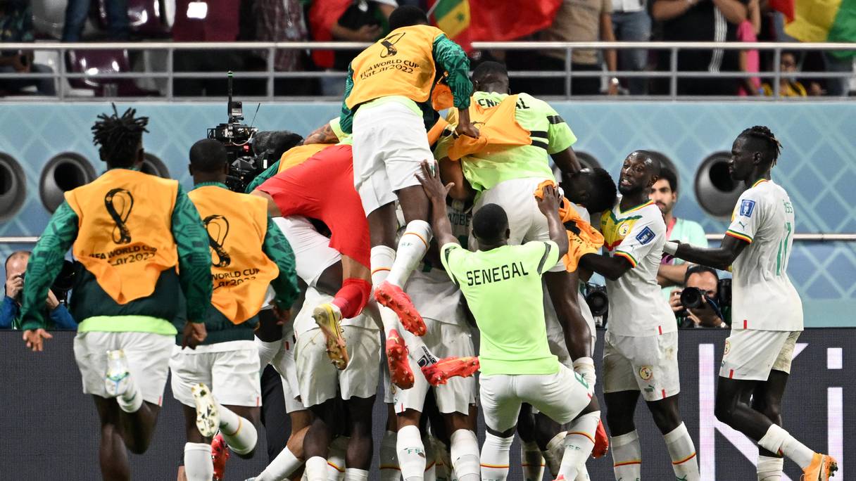 Les joueurs sénégalais célèbrent leur deuxième but lors du match de football du groupe A de la Coupe du monde Qatar 2022 entre l'Équateur et le Sénégal au stade international Khalifa de Doha le 29 novembre 2022.