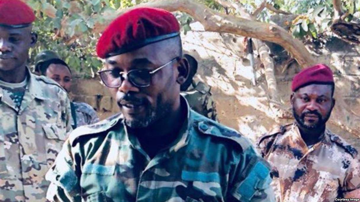 Le lieutenant général John Tshibangu derrière les Forces nouvelles du Congo.