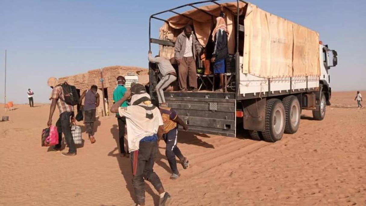 Des migrants arrivant d'Algérie par camion à Assamaka, au Niger, le 30 septembre 2020. 