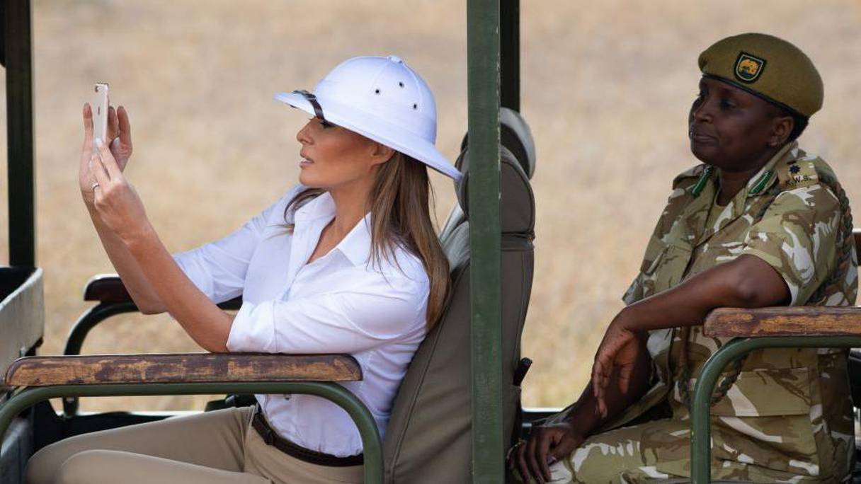 Melania Trump coiffée d'un casque colonial. 